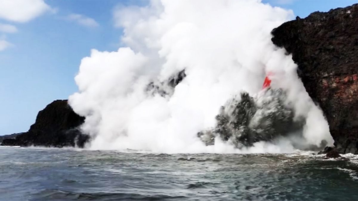 Spektakulär: Kilaueas glühender Lavastrom ergießt sich ins Meer