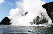 Alle Hawaii lo spettacolo della lava nel mare