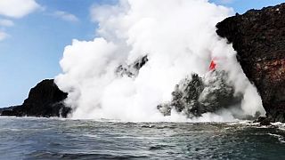 Alle Hawaii lo spettacolo della lava nel mare