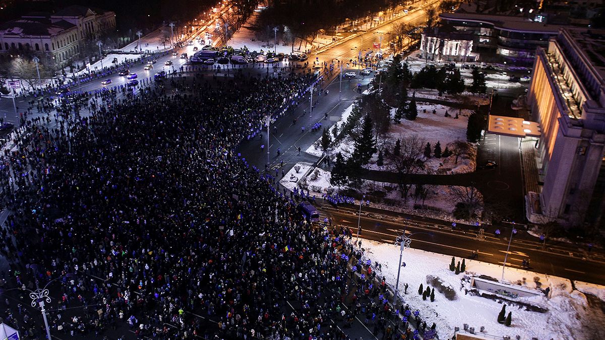 La oposición y las calles piden la dimisión del Gobierno rumano