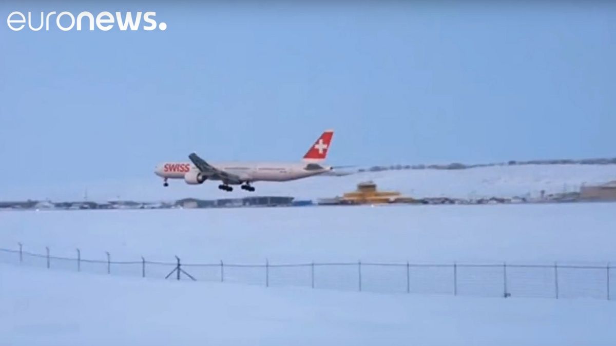 Όταν ένα μεγάλο αεροπλάνο προσγειώνεται σε... μικρό αεροδρόμιο - Βίντεο