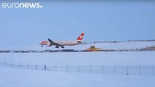 Όταν ένα μεγάλο αεροπλάνο προσγειώνεται σε... μικρό αεροδρόμιο - Βίντεο