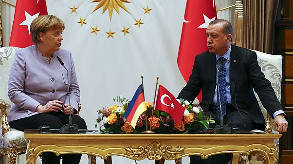 ميركل تدعو تركيا إلى ضمان حرية التعبير والفصل بين السلطات ميركل تدعو تركيا إلى ضمان حرية التعبير والفصل بين السلطات