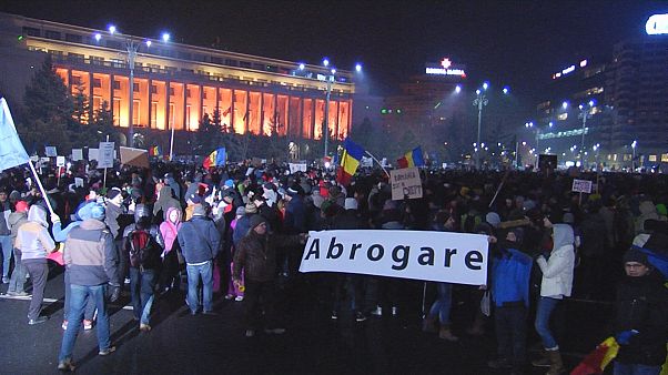 Romania: migliaia ancora in piazza contro i decreti del governo Romania: migliaia ancora in piazza contro i decreti del governo
