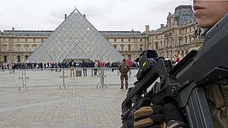 Paris : attaque terroriste à la machette à l'entrée du Louvre