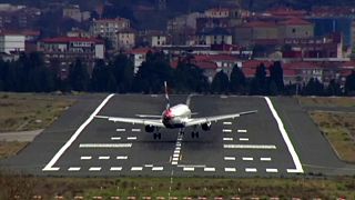Vapuleado por el viento, un avión intenta aterrizar en Bilbao
