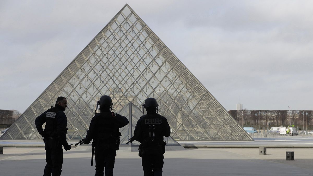 Paris'te Louvre Müzesi'nde askerlere palalı saldırı