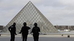Louvre: Bewaffneter greift Soldaten an