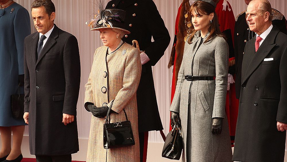 Queen Elizabeth's Purse: See Her Handbags Over 70 Years [PHOTOS]