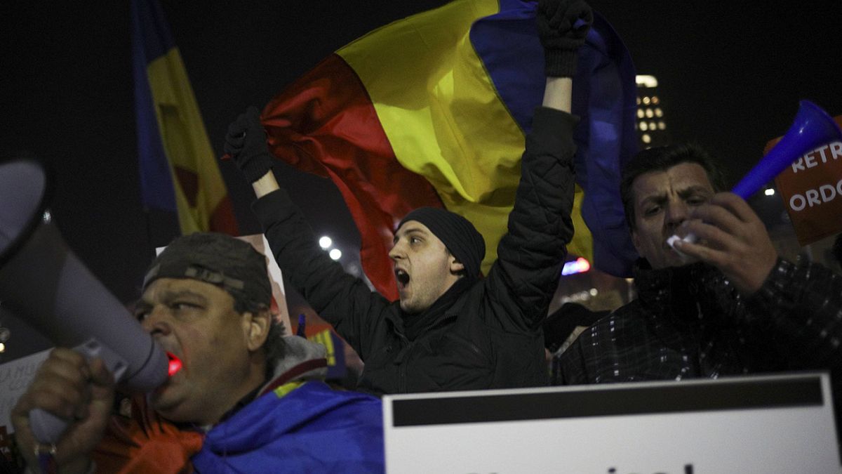 الفساد ينخر رومانيا...والحكومة تريد تخفيف العقوبات على مرتكبيه !