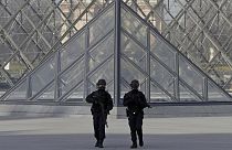 Homem que atacou militar em Paris terá chegado ao país vindo do Dubai