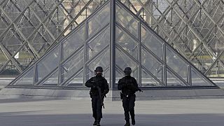 Attaque au Louvre : le suspect grièvement blessé serait égyptien