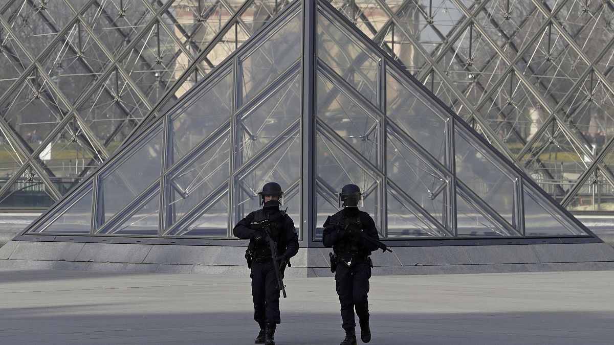 Louvre reabre com reforço da segurança