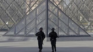 Paris'teki Louvre Müzesi yeniden açıldı