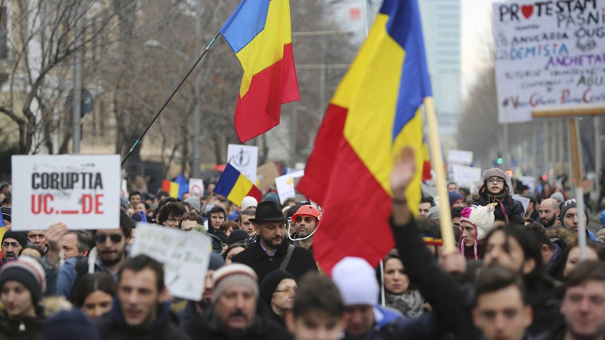 تظاهرات جديدة في رومانيا والسلطة تبدي استعدادًا لتقديم تنازلات
