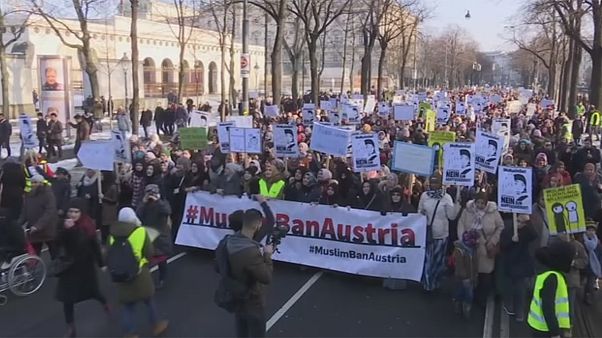 Marcha em Viena contra projeto de proibição do véu islâmico Marcha em Viena contra projeto de proibição do véu islâmico