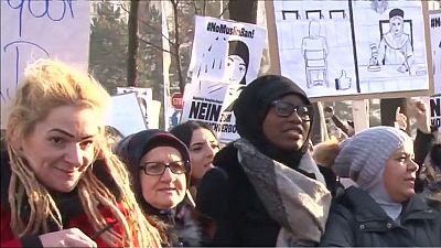 Διαδήλωση κατά της κατάργησης της μαντίλας