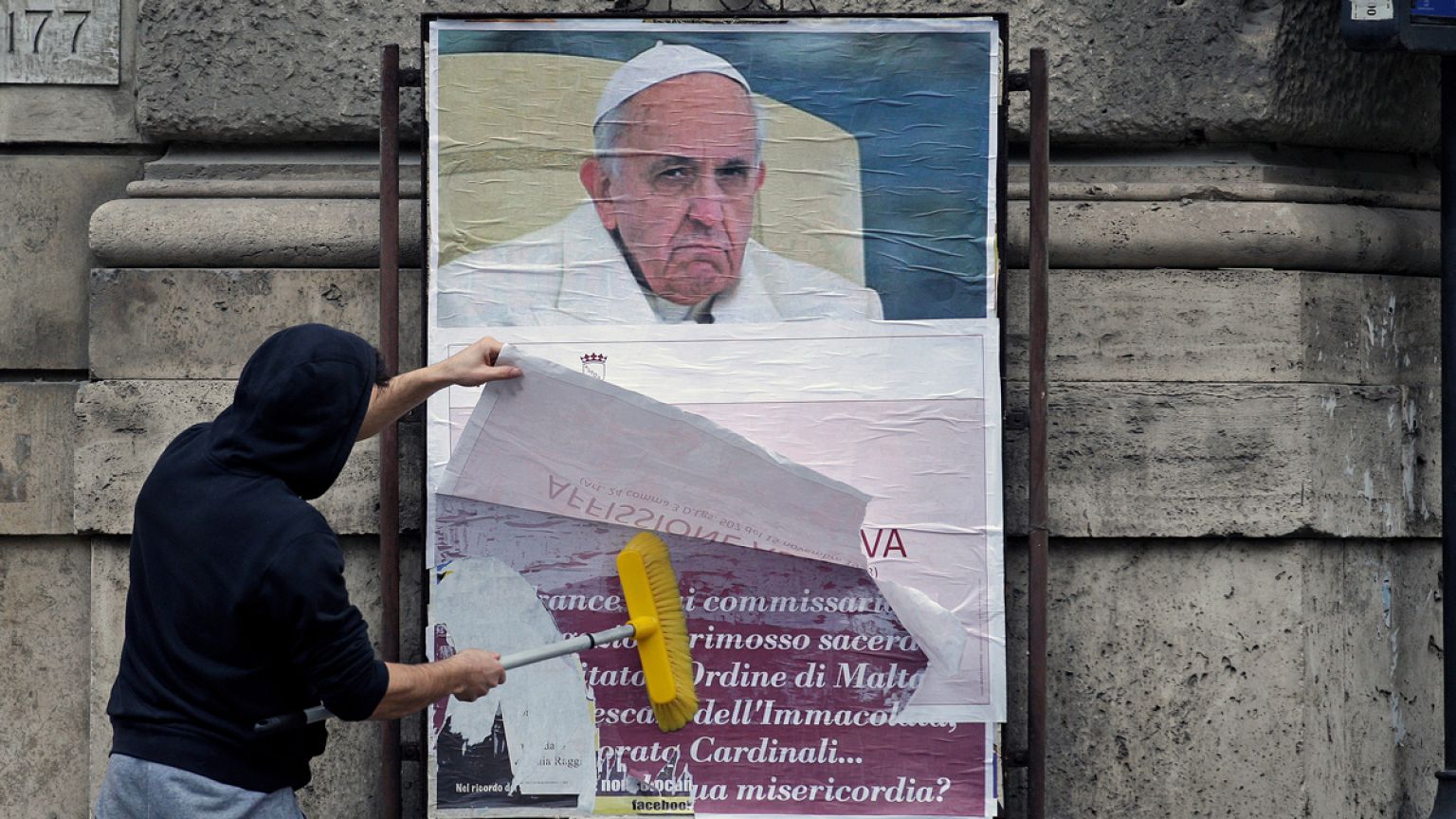 Papstkritische Plakate in Rom: Wer steckt dahinter?