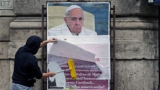 Misteriosos carteles contra el papa aparecen en Roma