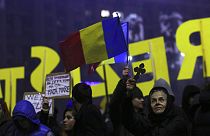 Romanya'da yüz binler hükümeti protesto ediyor