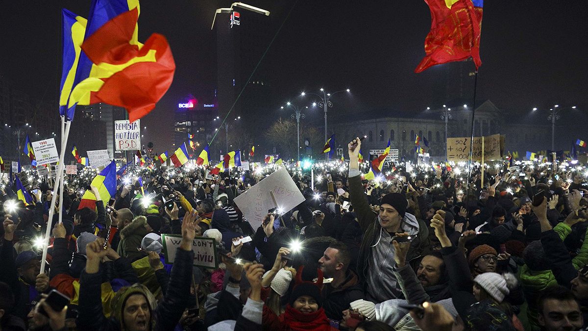 Rumanía: la marcha atrás del Gobierno no calma las protestas en Bucarest