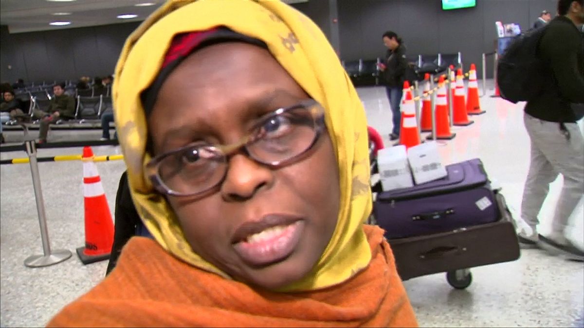 ABD'ye girişi yasaklanan göçmenler yargı kararının ardından havalimanlarına akın etti