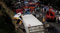 Honduras: Lastwagen kracht in Schulbus