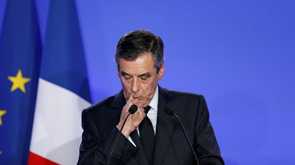 François Fillon se disculpa y confirma que seguirá siendo candidato a las presidenciales François Fillon se disculpa y confirma que seguirá siendo candidato a las presidenciales