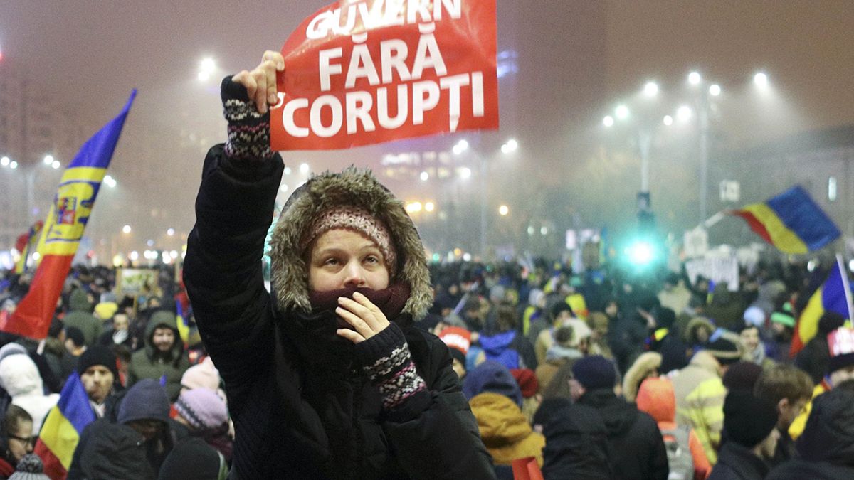 El Gobierno rumano se aferra al poder pero no descarta destituir al ministro de Justicia