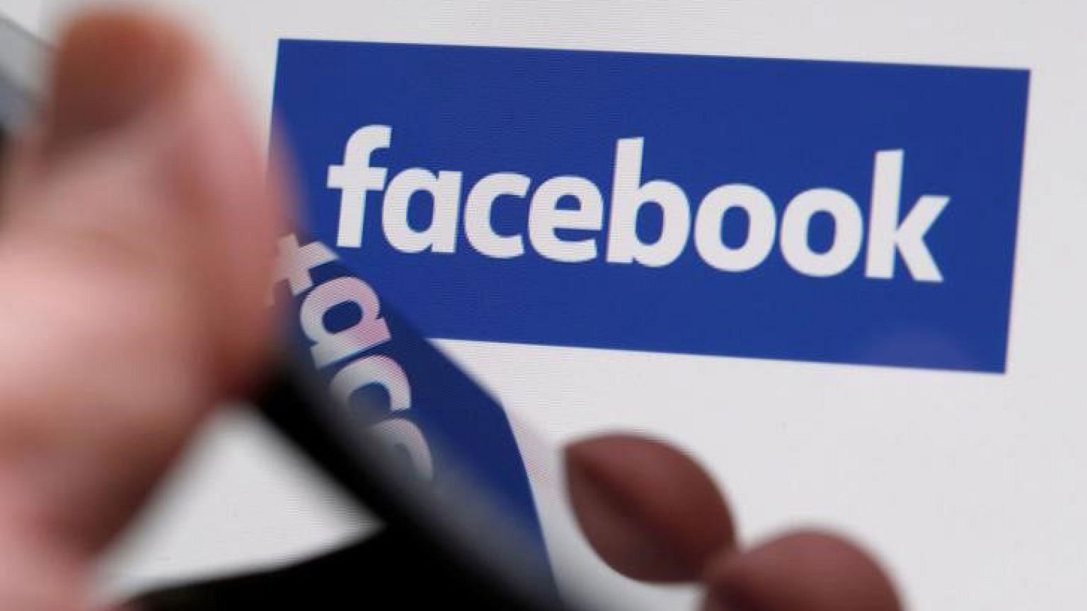 Merkel-Selfie: Klage gegen Facebook