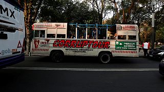 'Corruptour', il bus che visita i luoghi della corruzione a Città del Messico