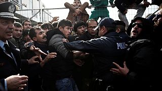 Migrantes enfrentam ministro no sul de Atenas