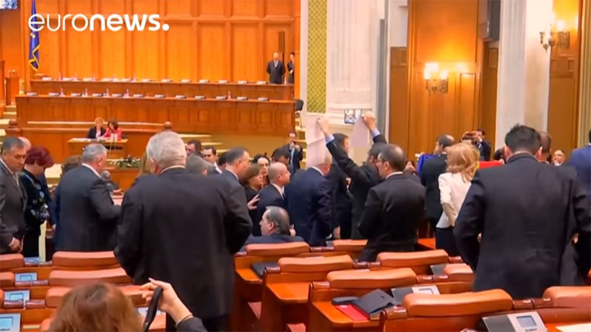 A szociáldemokrata képviselők kisétáltak a bukaresti parlamentből