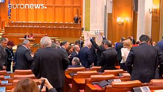 رومانيا: نواب الحزب الاشتراكي الديمقراطي ينسحبون من البرلمان احتجاجاً ضد الرئيس