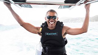 أوباما يتعلم التزلج الشراعي على الماء برفقة برانسون