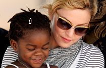 Мадонне разрешили усыновить двойняшек из Малави