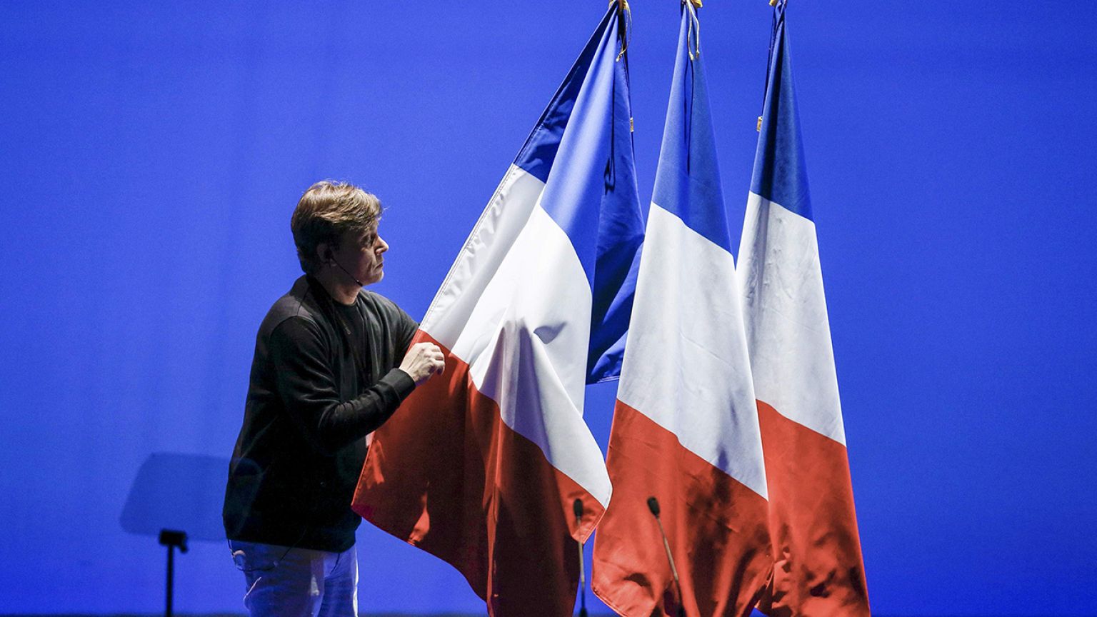 Compensi illeciti, rinvii a giudizio, omosessualità: la campagna elettorale francese in salsa piccante