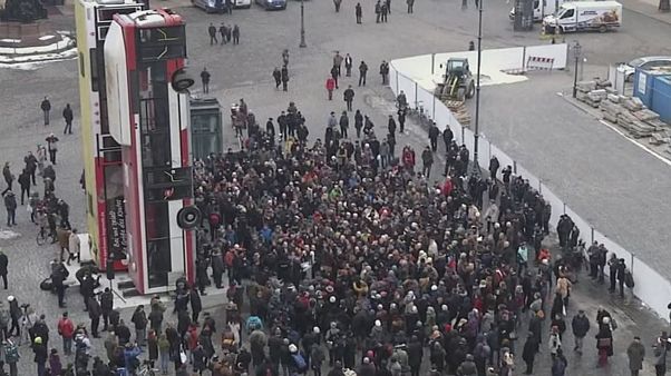 Dresda: l'estrema destra protesta contro l'installazione di un giovane siriano Dresda: l'estrema destra protesta contro l'installazione di un giovane siriano