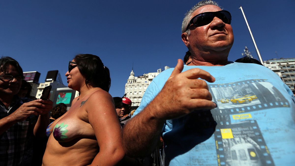زنان در آرژانتین با سینه های باز تظاهرات کردند
