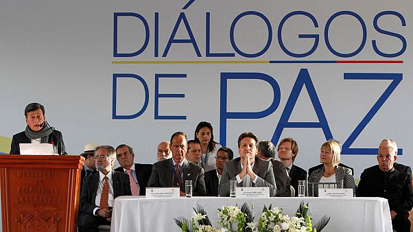 Colômbia: Governo e última guerrilha ativa começam diálogos para a paz Colômbia: Governo e última guerrilha ativa começam diálogos para a paz