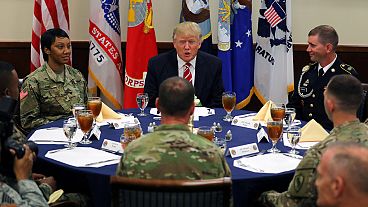 USA : Trump déjeune avec des soldats et évoque le lutte anti-terroriste