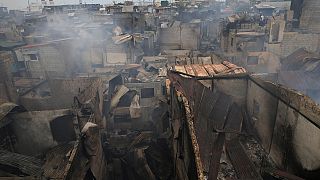 Un gigantesco incendio en un barrio de chabolas en Manila deja a miles de familias sin hogar