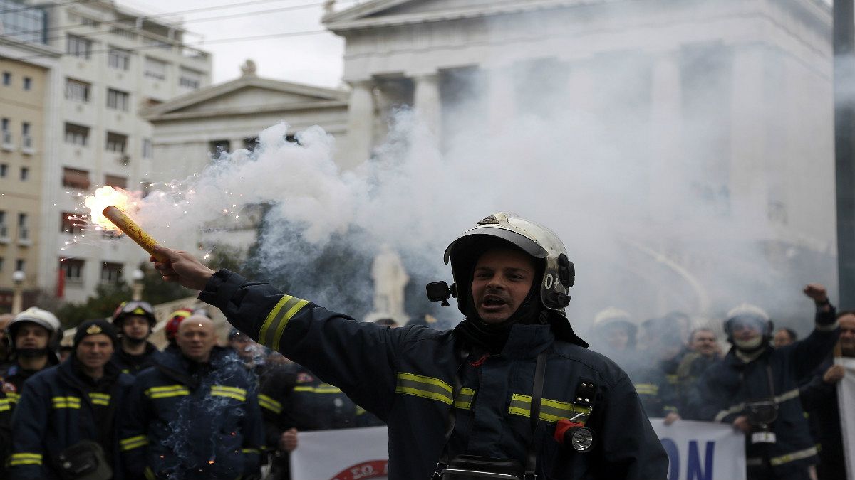 Ελλάδα: Εισέβαλαν στο υπουργείο Διοικητικής Μεταρρύθμισης οι πυροσβέστες (vid)
