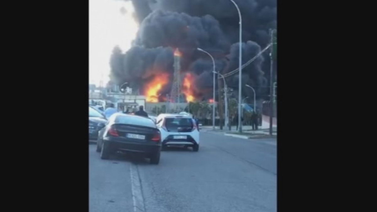 Incendio in un polo chimico alle porte di Valencia. Migliaia di evacuazioni
