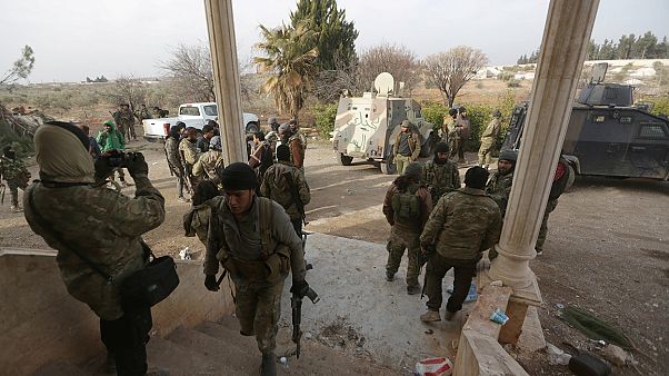 Los rebeldes sirios y las fuerzas turcas cercan a los militantes del grupo terrorista Estado Islámico Los rebeldes sirios y las fuerzas turcas cercan a los militantes del grupo terrorista Estado Islámico