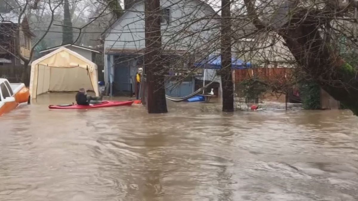 فيضانات عارمة وانهيارات أرضية في عدة مناطق بكاليفرونيا