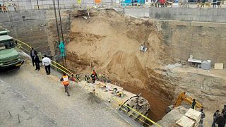 ریزش دیوار متروی قم؛ تلاش برای نجات زیر آوار ماندگان