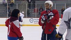 Rêve américain : une hockeyeuse émiratie sur la glace avec son idole