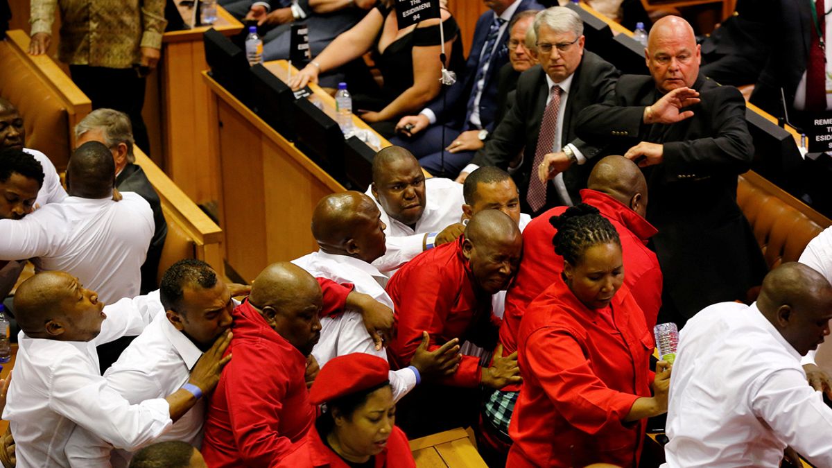 اشتباكات عنيفة في قلب برلمان جنوب افريقيا توقف خطابا رئاسيا
