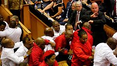 Südafrika: Wüste Prügelei im Parlament